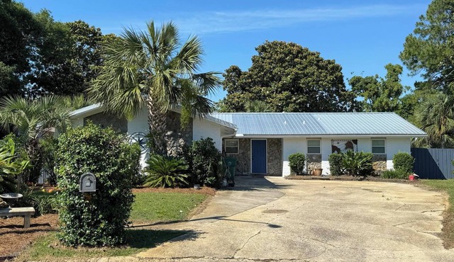 4-bedroom house with boat trailer parking boat ramp access that is pet friendly
