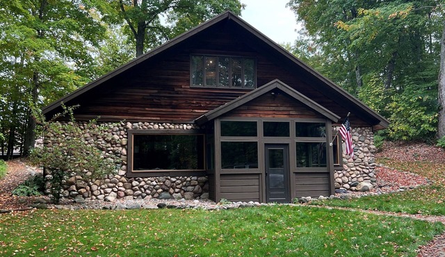 4 Bedroom Rustic and Secluded Cabin. Dogs Welcome!