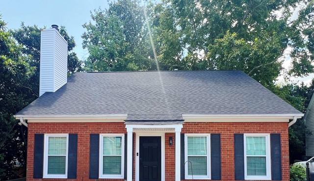 4 Bedrooms 4 Bathrooms 2 Laundry Rooms - Brick Cottage