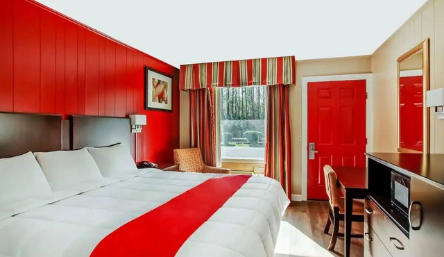 4 Convenient King Rooms + Free Parking for Easy Ridgeland Trips