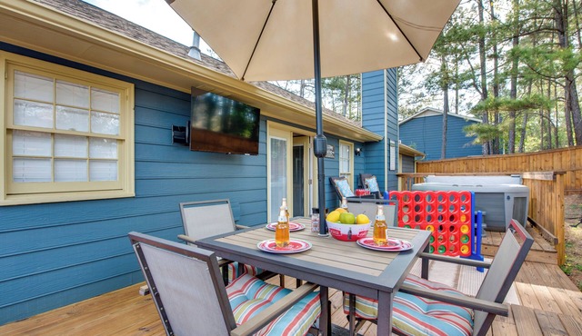 4 Mi to Airport: Atlanta Home w/Deck & Hot Tub