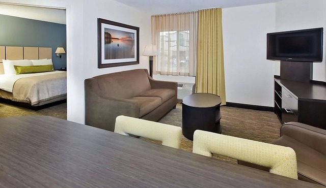 4 Units Close to West Town Mall! Private Kitchen, FREE Parking, Pets Allowed!