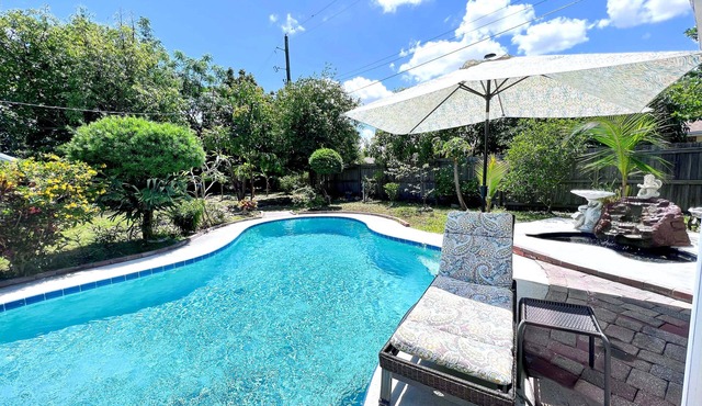 4BR/2.5BTH Saltwater Pool home with Outdoor Kitchen and Fruit Trees