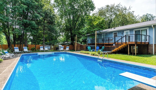 4BR 3bath 9 beds! Pool, hot tub, movie room, oasis in LEX
