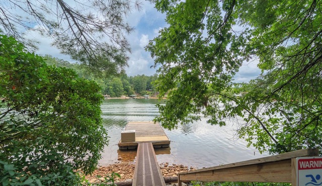 4BR Lake House w/Private Dock, Hot tub, and Lake Views!