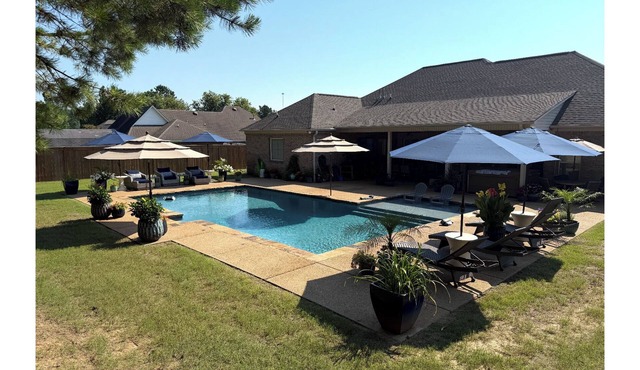 4BR Retreat: Heated Pool, Hot Tub & Pool Hall – 3 mi to Ole Miss & Oxford Square