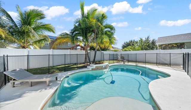 5 Bdr, 7miles-Beach 50 min to Disney 2 Master’s 1 on 1st Fl HEATED POOL GAMEROOM