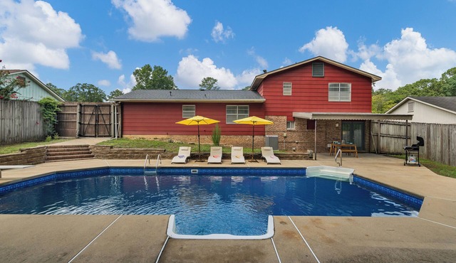 5 Bedroom Paradise Escape with Huge Pool, BBQ, Arcade and Playset