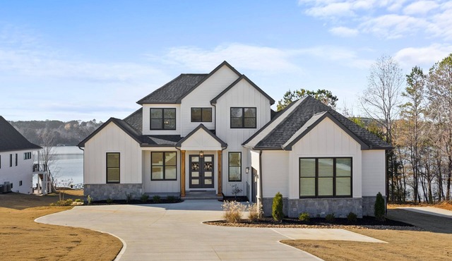 5-bedroom vacation home with a private dock on Lake Keowee