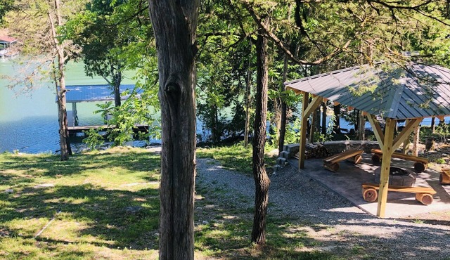 5 BR lake house with dock