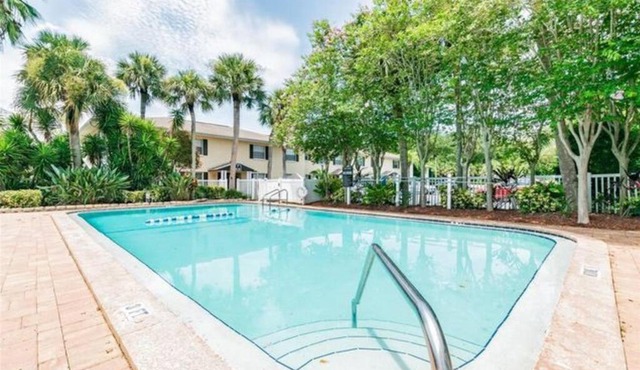 5 min to Beach Renovated 2 Bed 2 Bath appt with Grill and Pool
