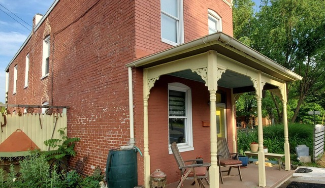 5 minutes to "Everything Frederick", Downtown Private Oasis w/OSP