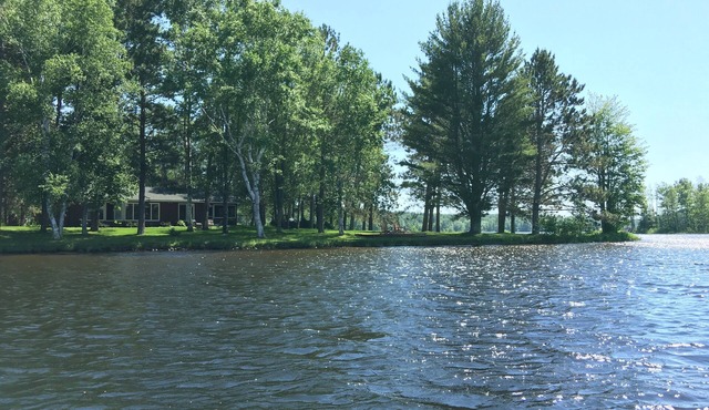 500' Lakeshore, 2 Docks, Sand Beach, Sleeps 10, A/C, Pontoon Boat for Rent