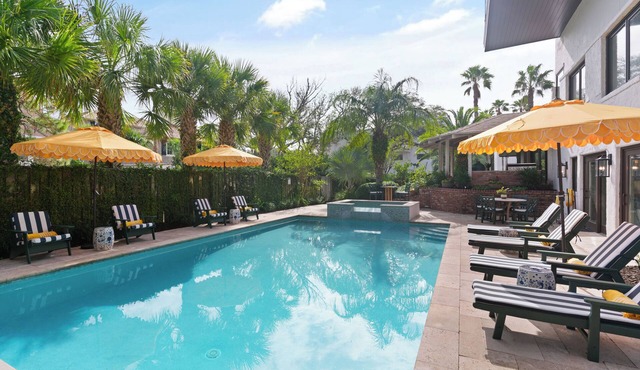 6 Bedroom home with Pool located at the East Beach 9th Street Entrance