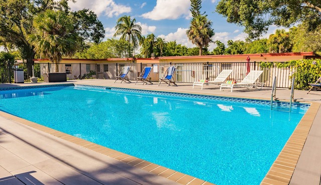 #6 Heated Pool, Private Patio & Grill, 1BR+sunroom