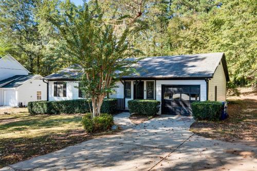 6 Mi to Marietta Square: Family Retreat w/Yard!