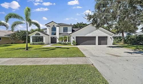 6BR Luxury Wellington Villa with Pool & Spa