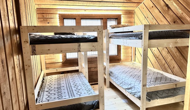 7 BR Bunk House in Cozy Campobello Sleeps 28