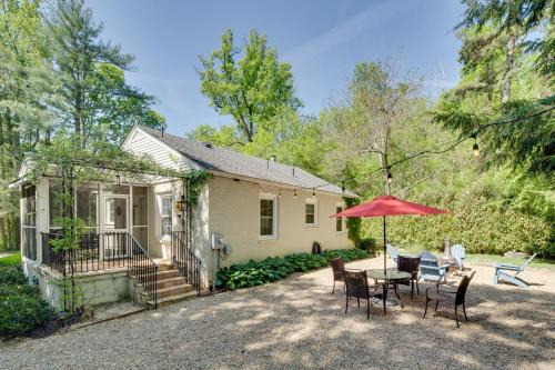 7 Mi to The Biltmore: 'Le Canard' Cottage w/Porch