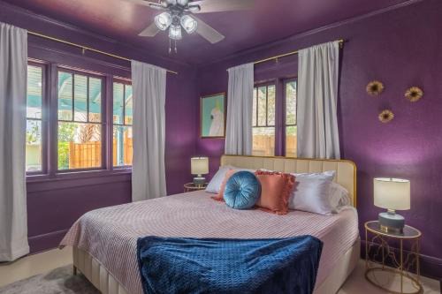 8 beds! Steps 2 Ocean Center Cowboy Pool Beach