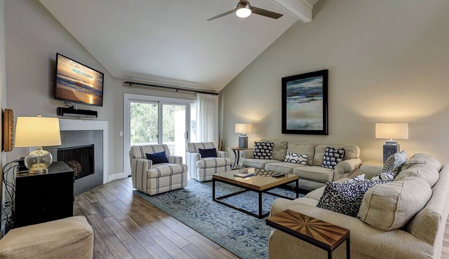 8 Turtle Lane Club - Few Steps to the pool & beach!
