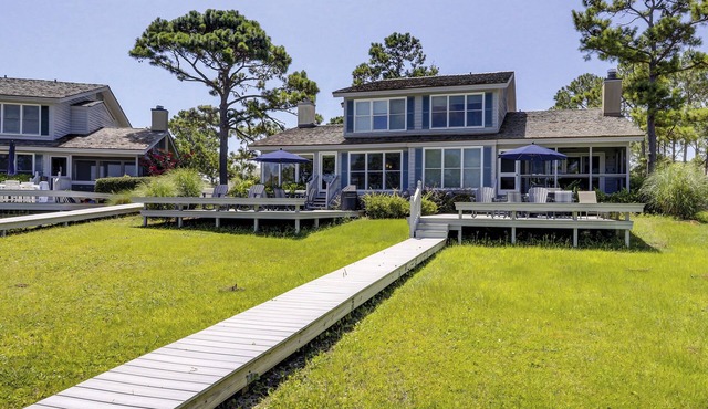 9 Lands End Rd-Pretty view, Pool Onsite, Easy Walk to water & S. Beach Marina