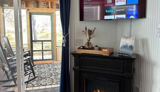 A beautiful tiny home located on the edge of a creek in the valley of Franklin!