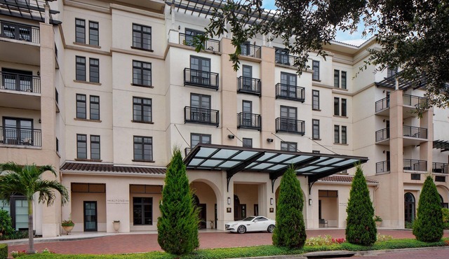 ADA Compliant Room in Award Winning Hotel w/Rooftop Pool - Close to Parks!