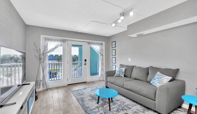 Adorable 1 bedroom Cottage just steps to the Gulf! Sleeps 4