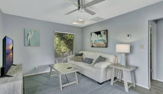 Adorable 1 BR carriage house!