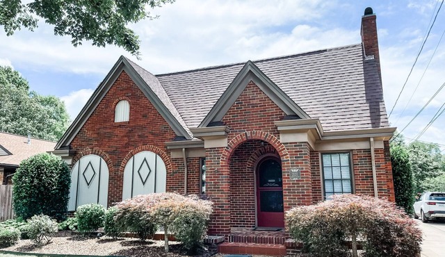 All the Feels 70’s vibes 4br 3bath large yard with a playset