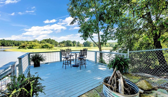 Allie’s on the Rocks Pet-Friendly Lakefront Bungalow