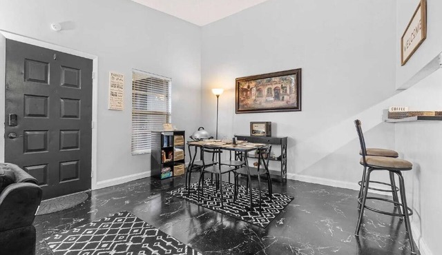 Amazing Pet-Friendly Condo with Pool Near Busch Gardens