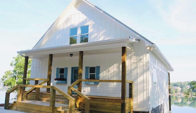AMAZING view! "EASY LIKE SUNDAY MORNING" on Smith Lake is YOUR new happy place!