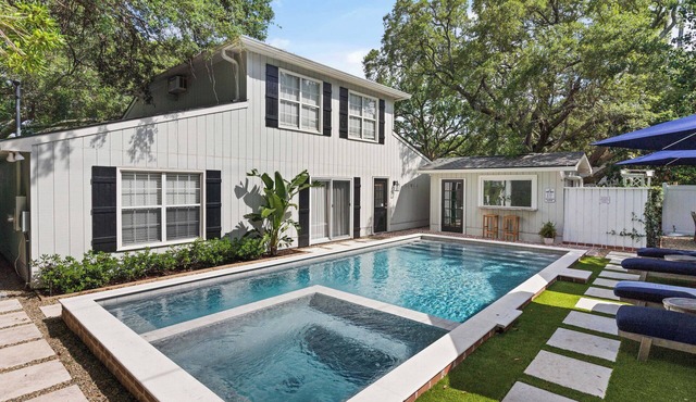 AmoroSEA, in the heart of East Beach with Pool, sleeps 13