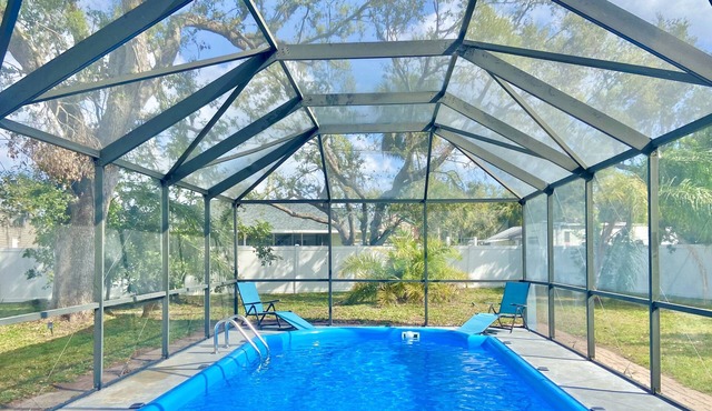 Andover Tropical Oasis - PRIVATE HEATED POOL, DOG-FRIENDLY, FENCED YARD