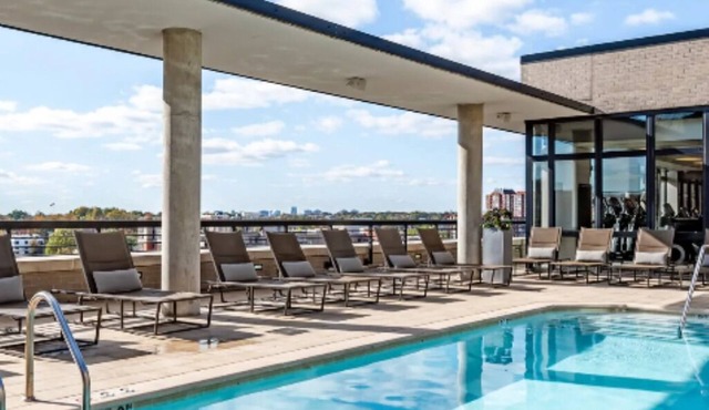 Arlington Rosslyn: Pool, Fitness Center & More for Your Perfect Vacation!