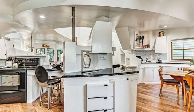 Artistic Executive Rental in Historic Savannah, Heated Pool Access by Southern Belle Savannah