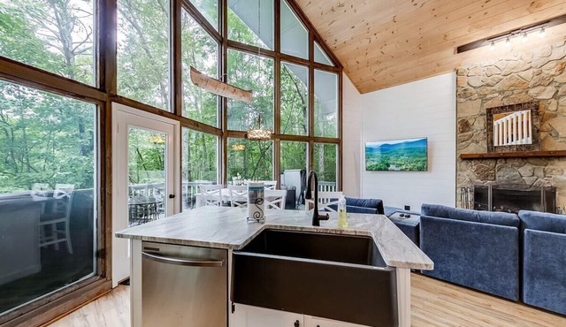 Attitude Adjustment Mtn Chalet w/Private Hot Tub
