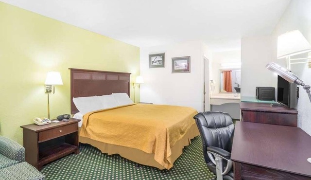 Attractions Nearby! Free Use of Seasonal Pool, Free WiFi, Parking, Pets Allowed