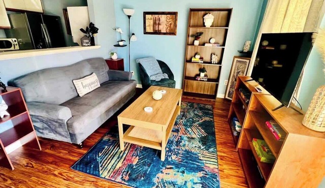 AU Condo Getaway Across From Vet School - Kitchen, Pools, Queen BR, Pets Welcome