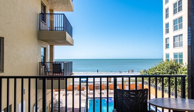 AUGUST RATES LOWERED! BEACH LOUNGES AND UMBRELLA SERVICE INCLUDED! in Madeira Beach