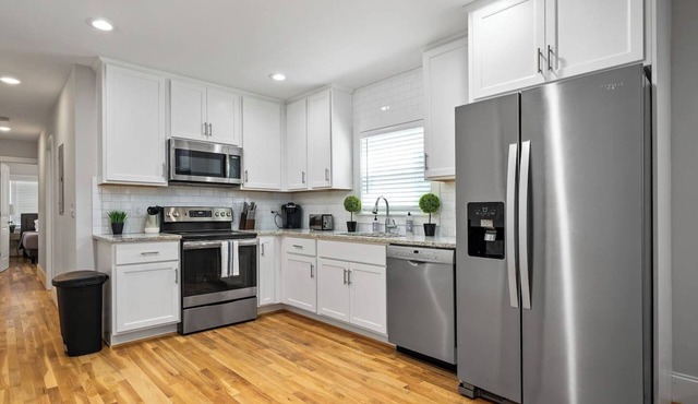 Avenue Quads - Unit 4/King Bed/Convenient Location