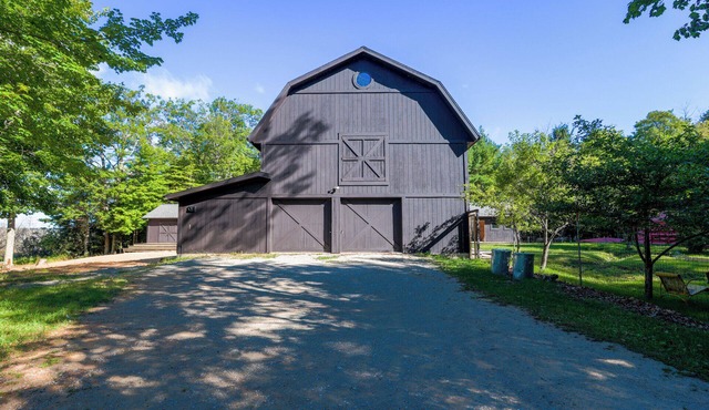 Barn-style home with indoor pool and sauna on Little Bay de Noc