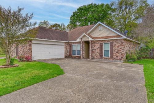 Baton Rouge Retreat w/Patio, Grill & Fire Pit!