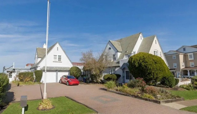 Bayfront 6-bedroom home, sleeps 16 with AC, in-ground pool and spa. Dog friendly