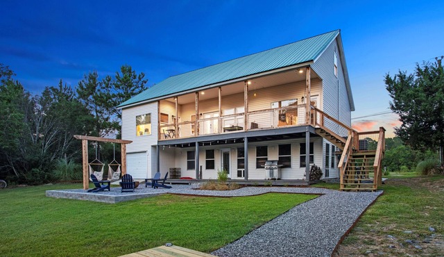 Bayside Retreat - 2250 sq ft Bay House w/dock, fire pit, & tons of amenities