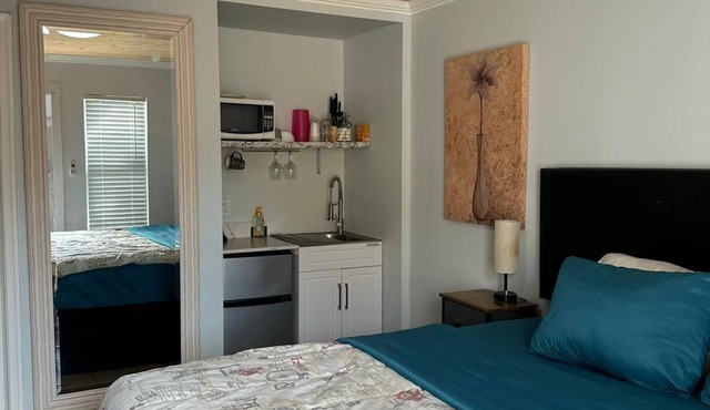 Beach Cottage, 1 queen Bed+ Kitchenette, Free Parking, Walk to Ocean & Dining!