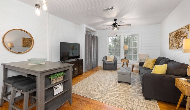 Beach Cottage with 2 king beds-One short block to beach-Walk to Pier Village!