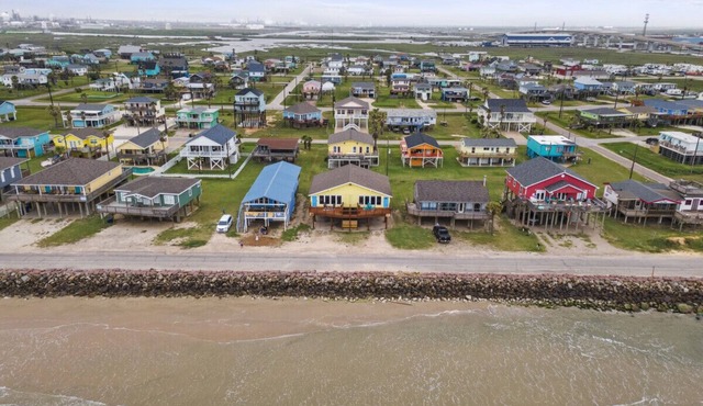 Beach House · Oceanfront 4BR, Peaceful, Cozy, Kids/Pet Friendly! in Freeport